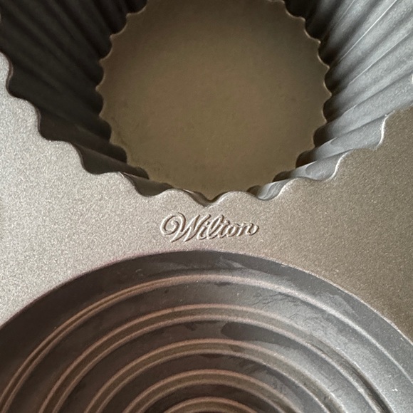 🩷 WILTON; Dimensions Giant Cupcake Pan; Perfect for any Birthday/Holiday/Event! - Picture 8 of 8